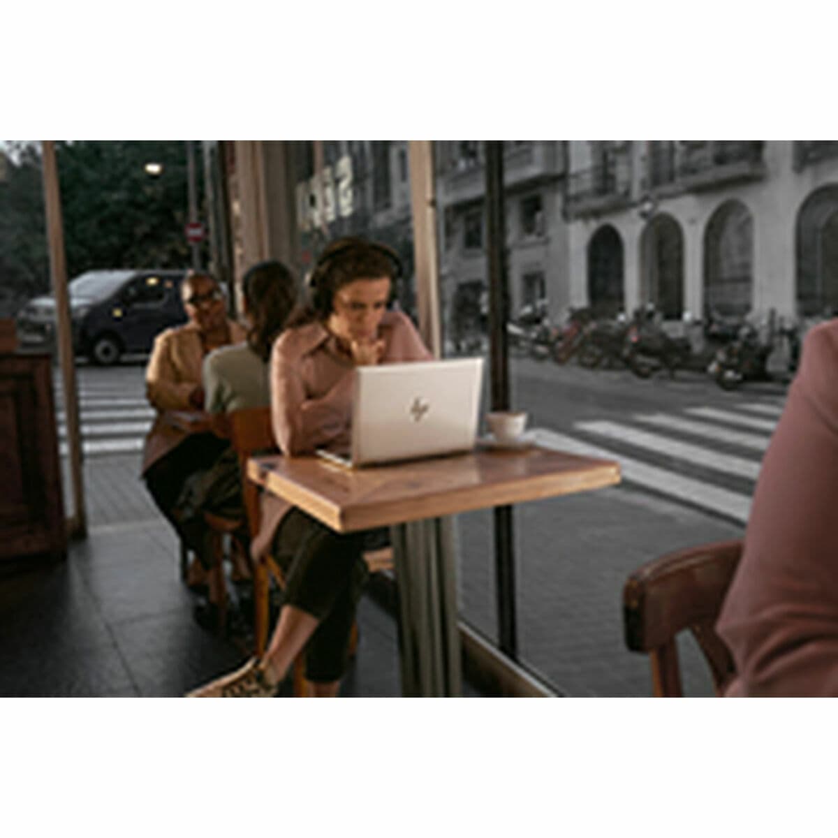 Nešiojamas kompiuteris HP AD2Z9ET#ABE 13,3" intel core ultra 7 16 GB RAM 512 GB SSD