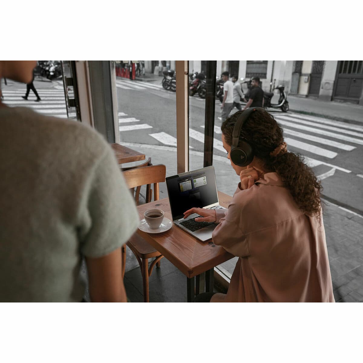 Laptop HP AD2Z9ET#ABE 13,3" intel core ultra 7 16 GB RAM 512 GB SSD - Image 2