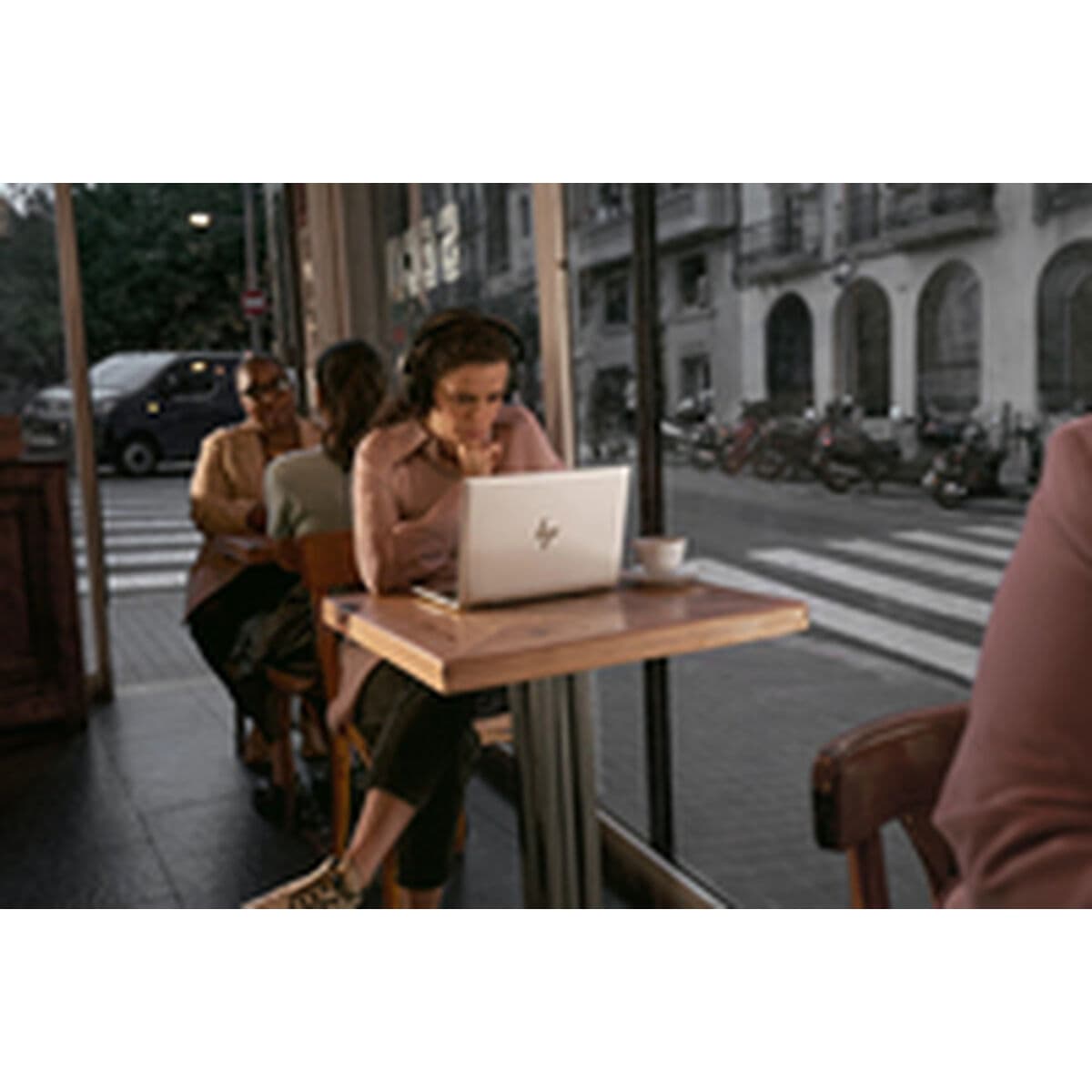 Nešiojamas kompiuteris HP AD2Z8ET#ABE 13,3" intel core ultra 5 16 GB RAM 512 GB SSD