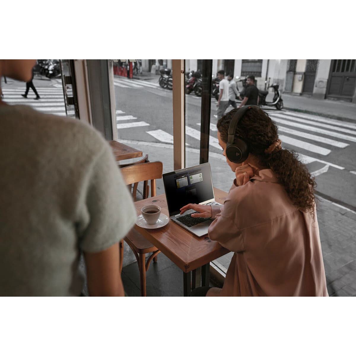 Laptop HP AD2Z8ET#ABE 13,3" intel core ultra 5 16 GB RAM 512 GB SSD - Image 2