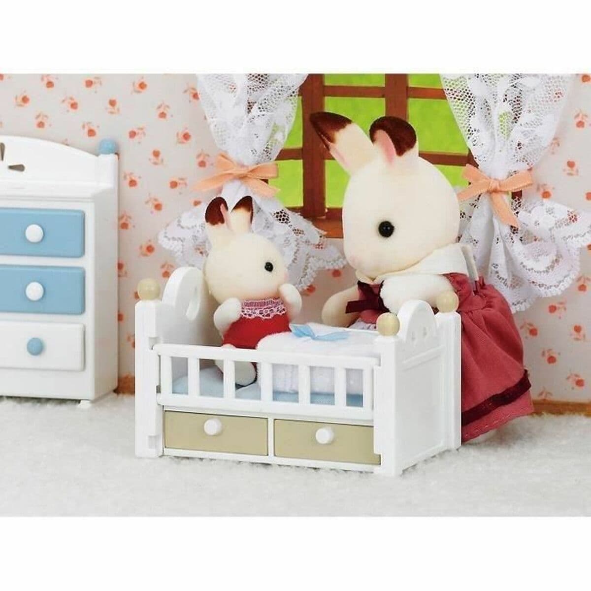 Figura de Acción Sylvanian Families Baby Rabbit Chocolate Bed - Image 3